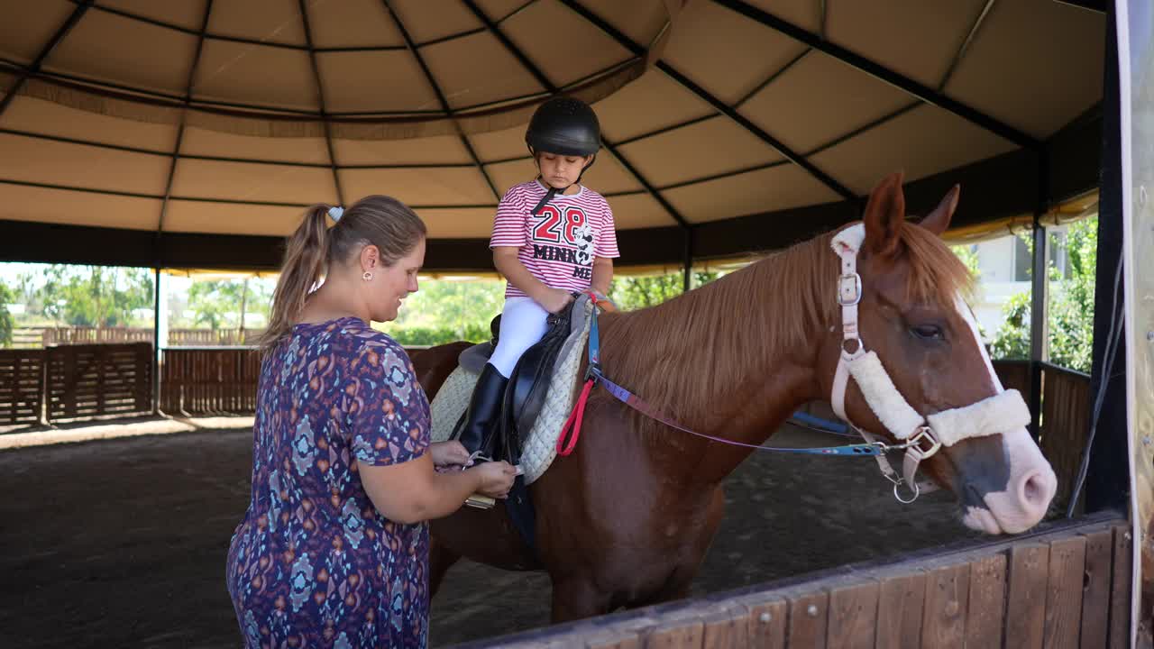 快乐的女孩在私人中心享受骑马课。视频下载