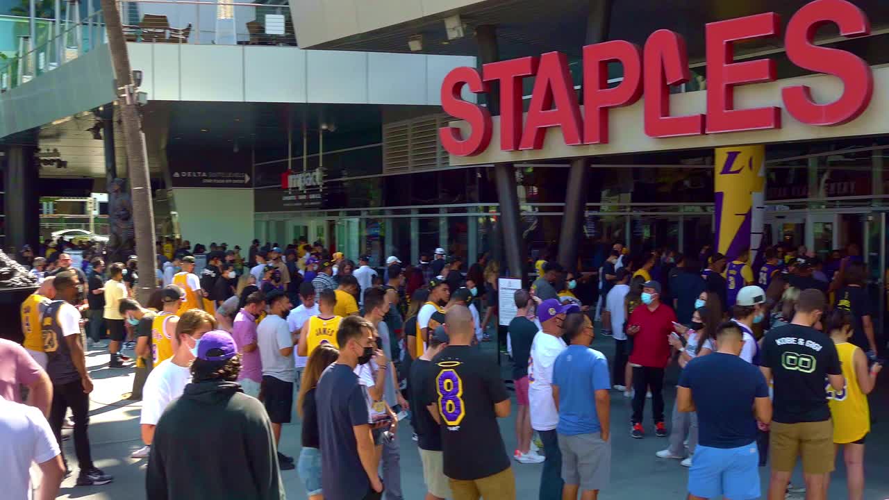 加州洛杉矶市中心的斯台普斯中心，快船队球迷排队观看篮球比赛，4K视频素材