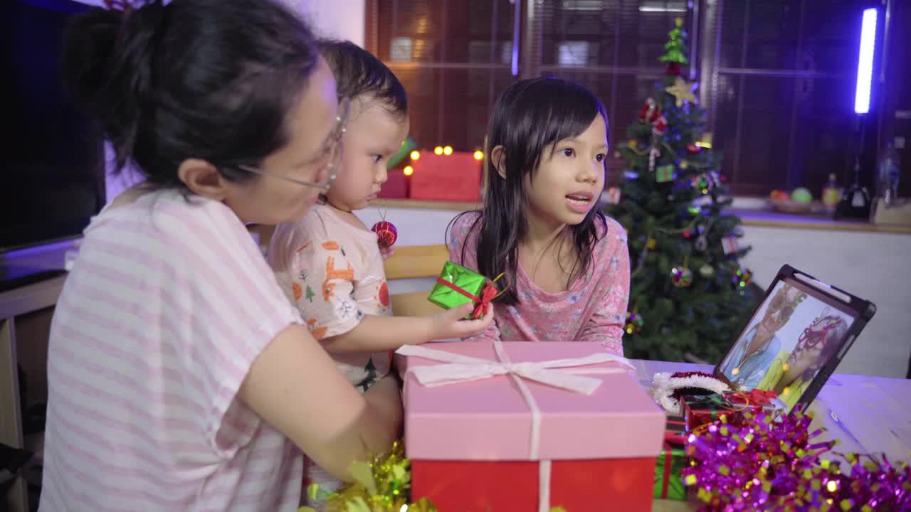 亚洲家庭使用笔记本电脑视频通话与祖父母一起庆祝生日和节日聚会视频素材