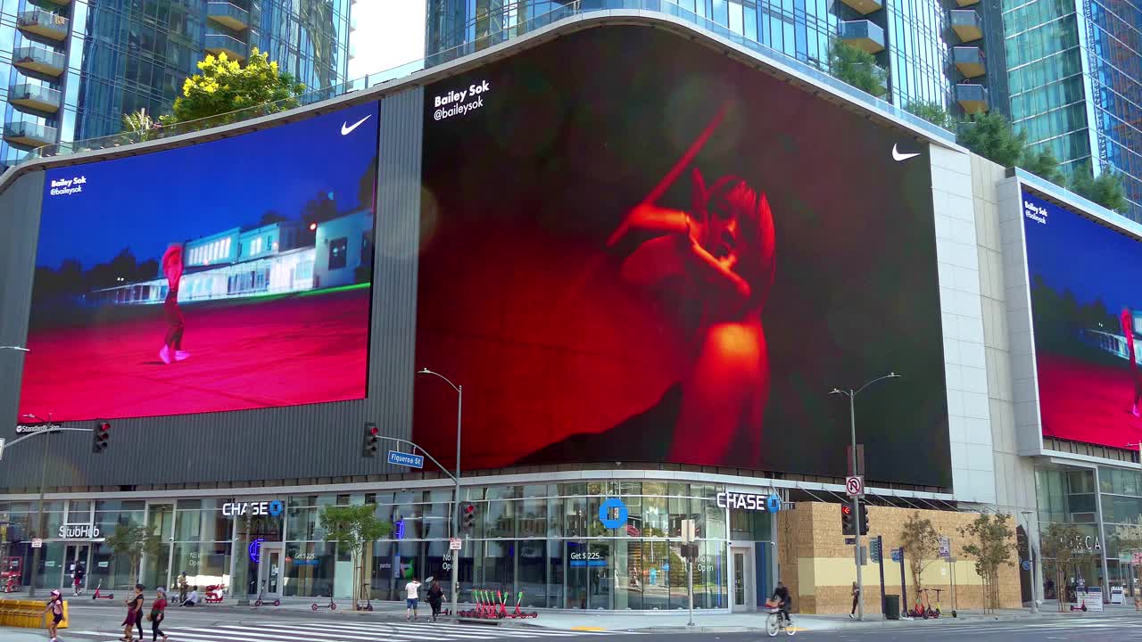 大壁画电子数字视觉广告显示和广告牌正面的建筑物在洛杉矶市中心，加利福尼亚州，4K视频下载