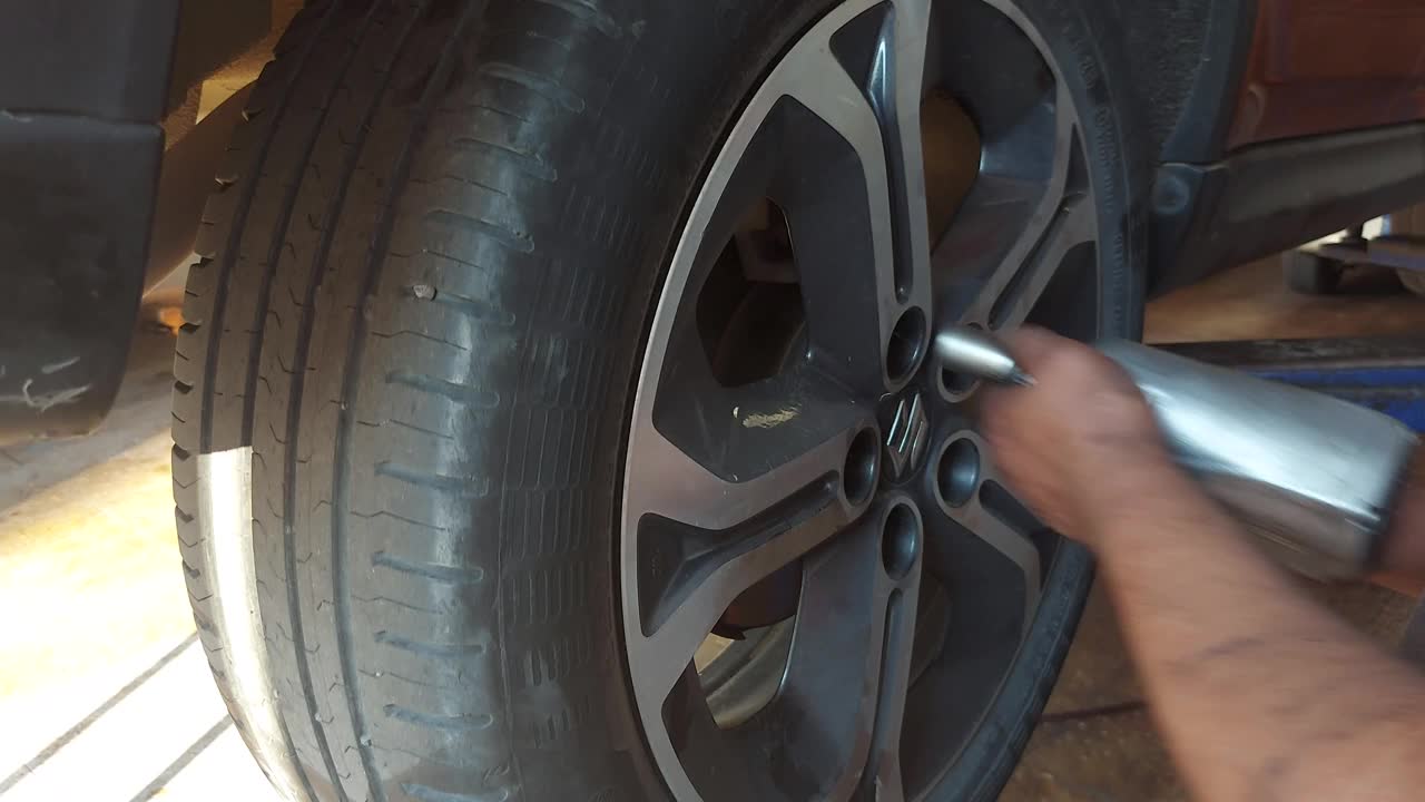 男技师正在换汽车轮子视频下载