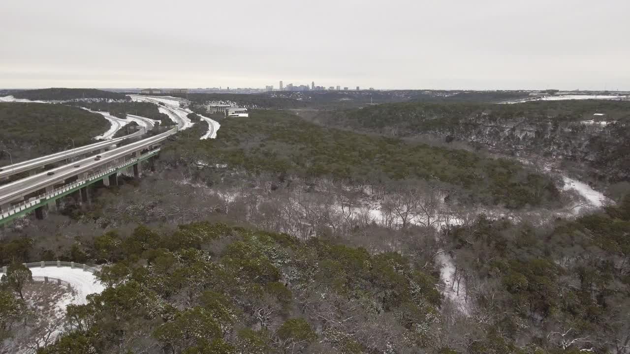大雪覆盖巴顿溪绿地在阴天，奥斯汀，得克萨斯州，美国视频下载