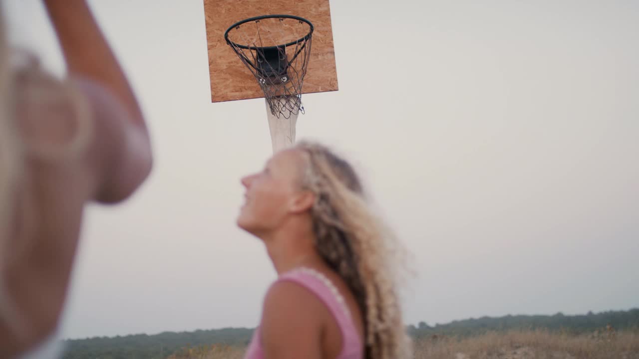 两个年轻的女人扔篮球，笑着视频下载