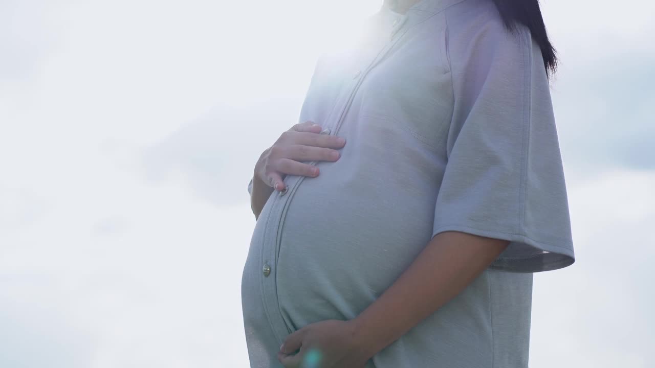孕妇抚摸着自己的肚子视频下载