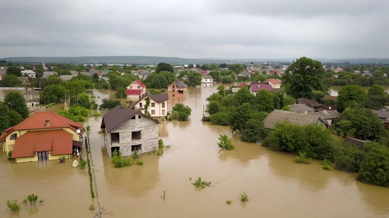 在乌克兰西部Halych镇，鸟瞰被污水淹没的Dnister河房屋。视频素材