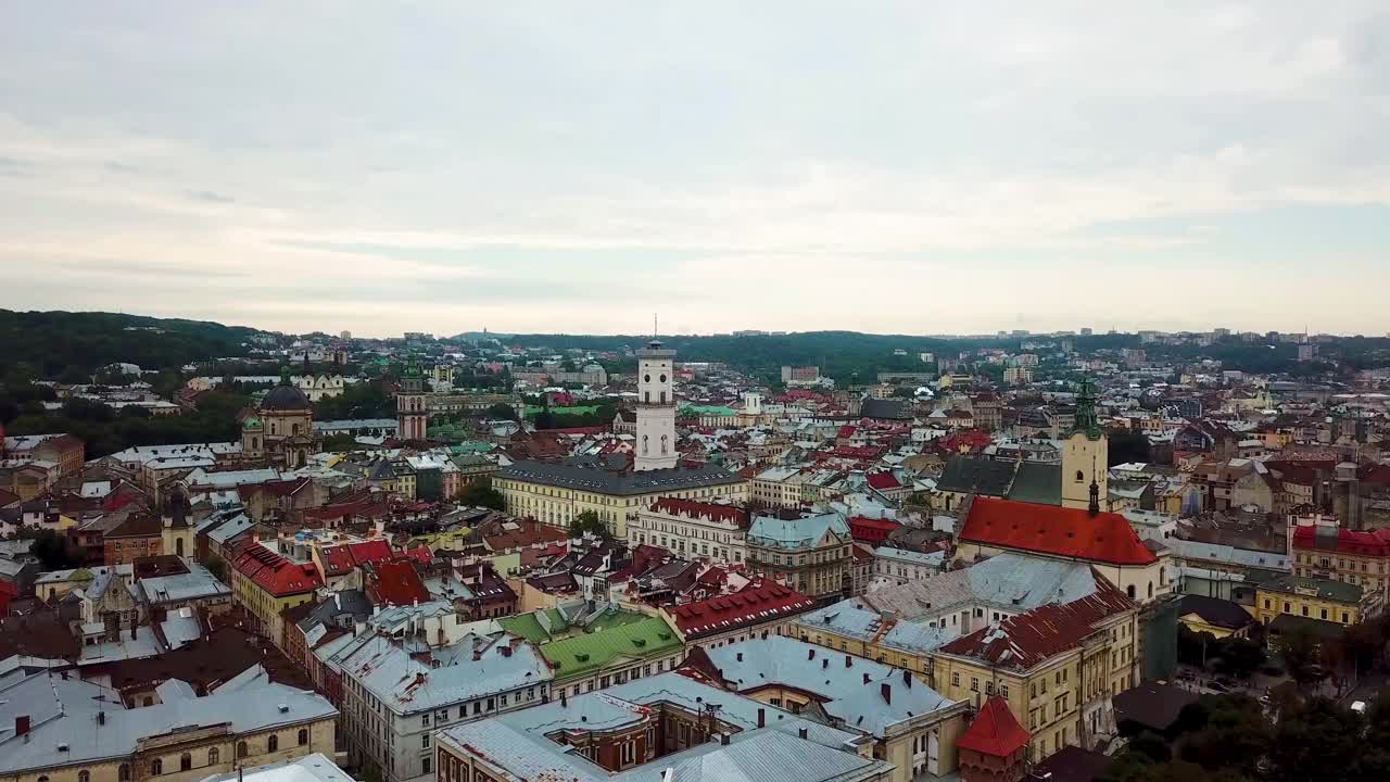 乌克兰利沃夫老城区市场广场建筑的鸟瞰图。视频素材