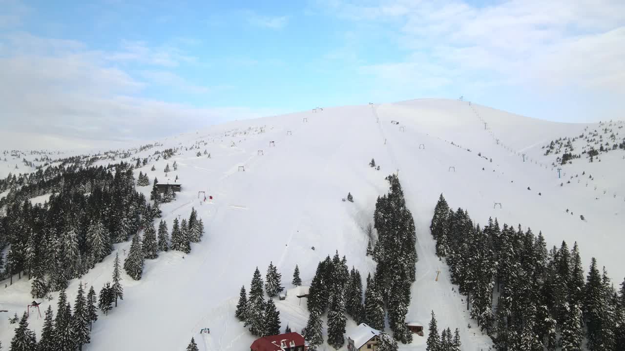 高地滑雪胜地的鸟瞰图。滑雪季节的开始。没有人的滑雪场和电梯无法工作视频素材
