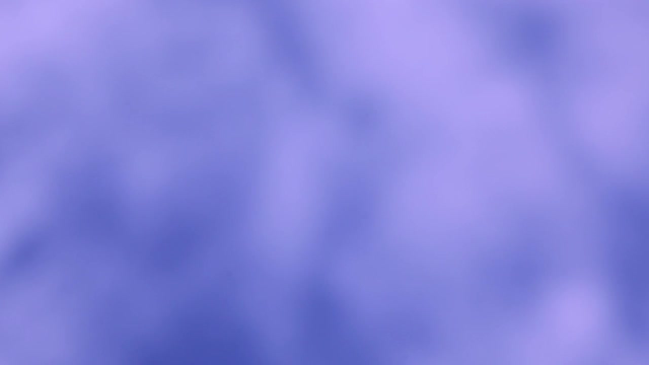 紫色背景的抽象运动动画与动画的飞行和闪烁的粒子作为七彩光散景。视频下载