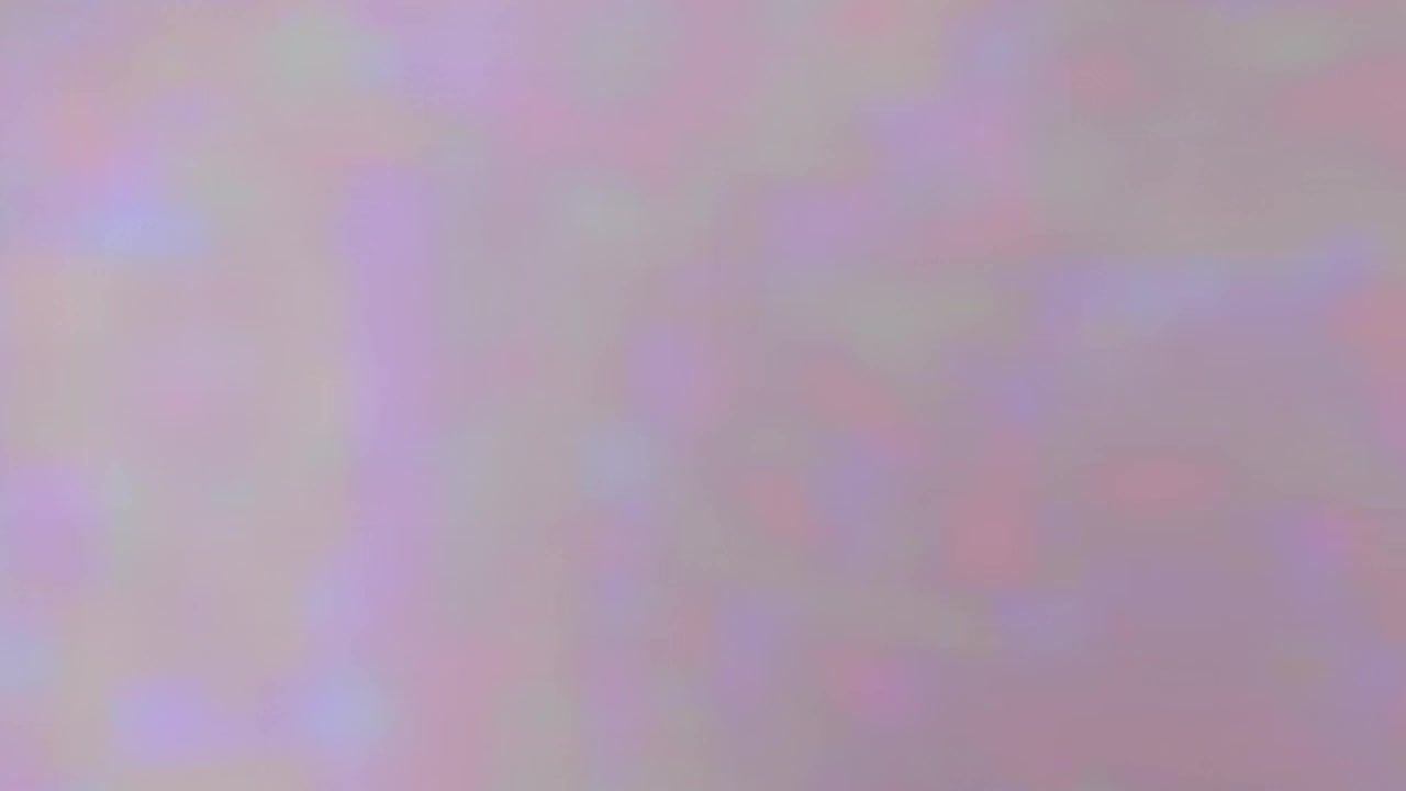 在淡紫色背景下的抽象运动动画与飞行和闪烁的粒子动画，如七彩光的散景。视频下载