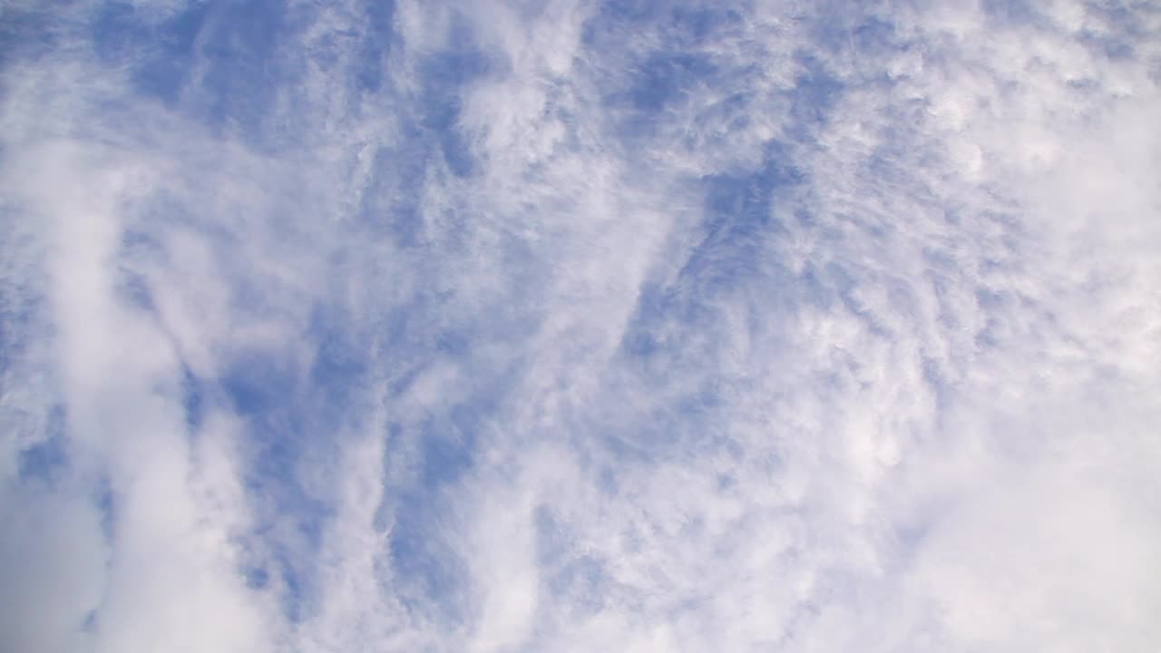 蓝色的天空和缓慢移动的白云的视频视频下载
