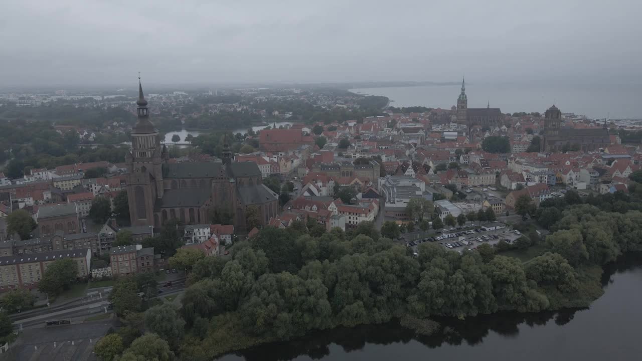 在德国北部的斯特拉尔松上空，无人机拍摄的D-Cinelike影像视频下载