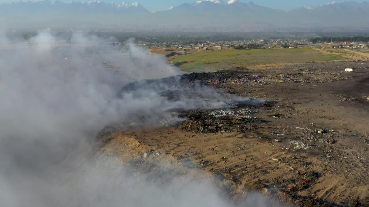 垃圾填埋场燃烧的烟雾鸟瞰图，地球污染的概念视频素材
