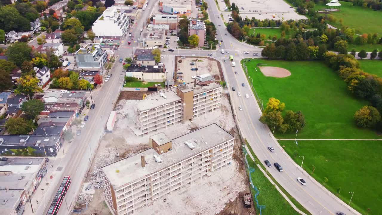 鸟瞰图的建筑物拆除在城市视频素材