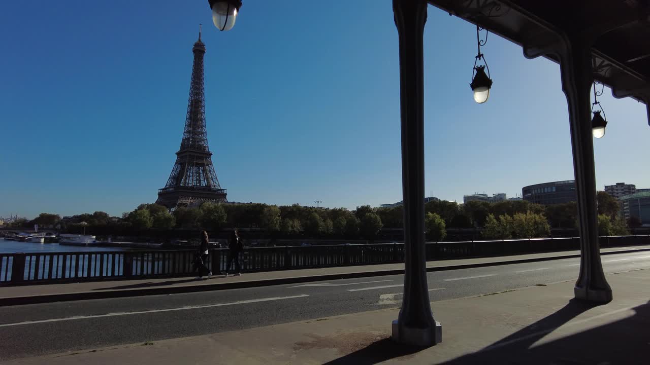 从Pont de birhakeim看埃菲尔铁塔视频下载