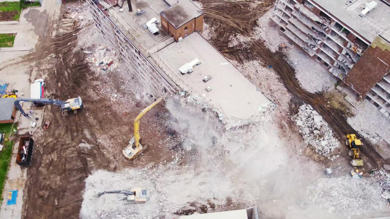鸟瞰图的建筑物拆除在城市视频素材