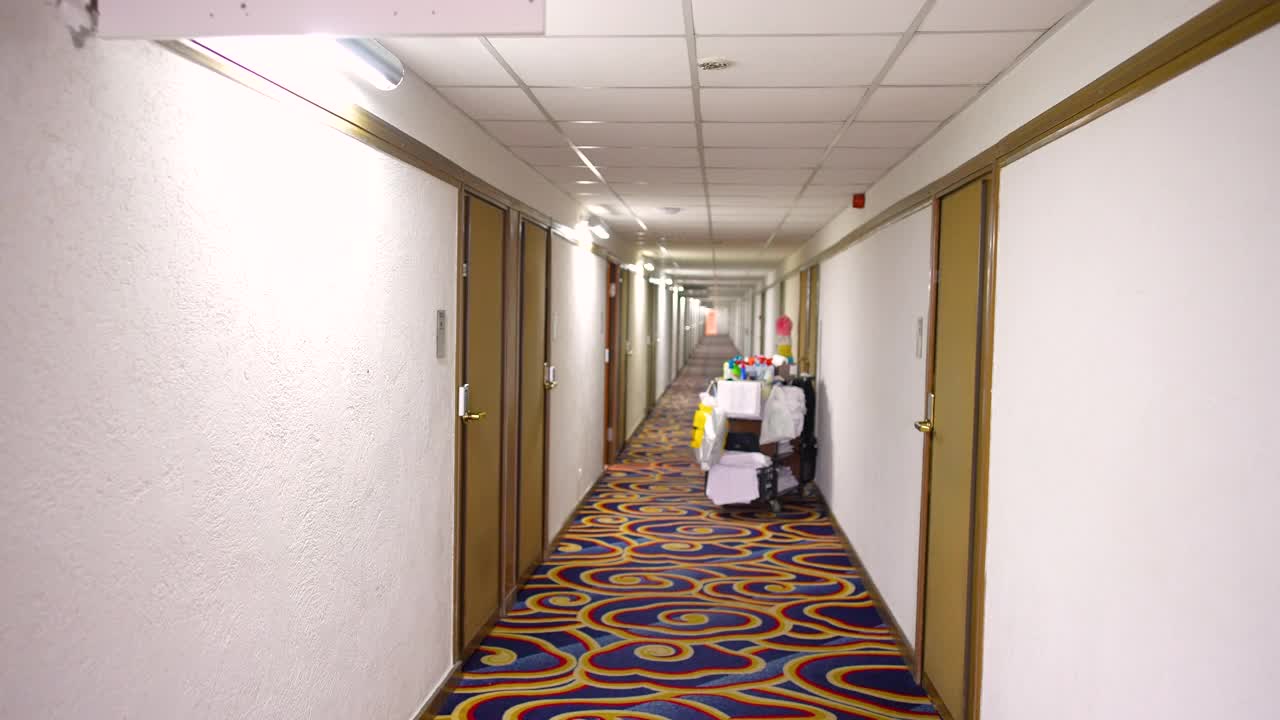 酒店大堂的清洁服务车视频素材