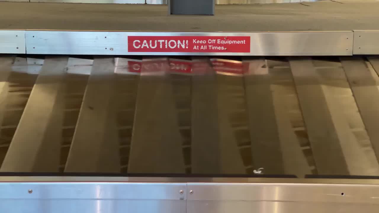 机场行李传送带上的警告标志视频下载