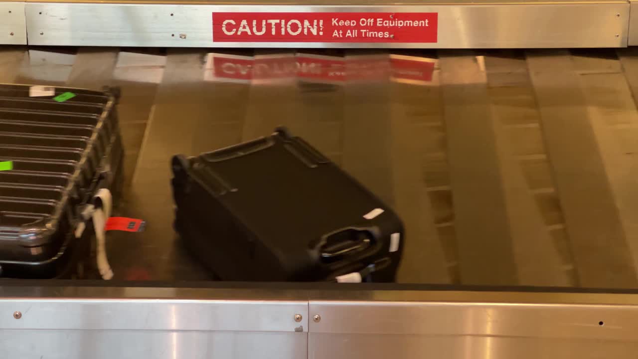 机场的行李提取传送带上有警告标志视频下载