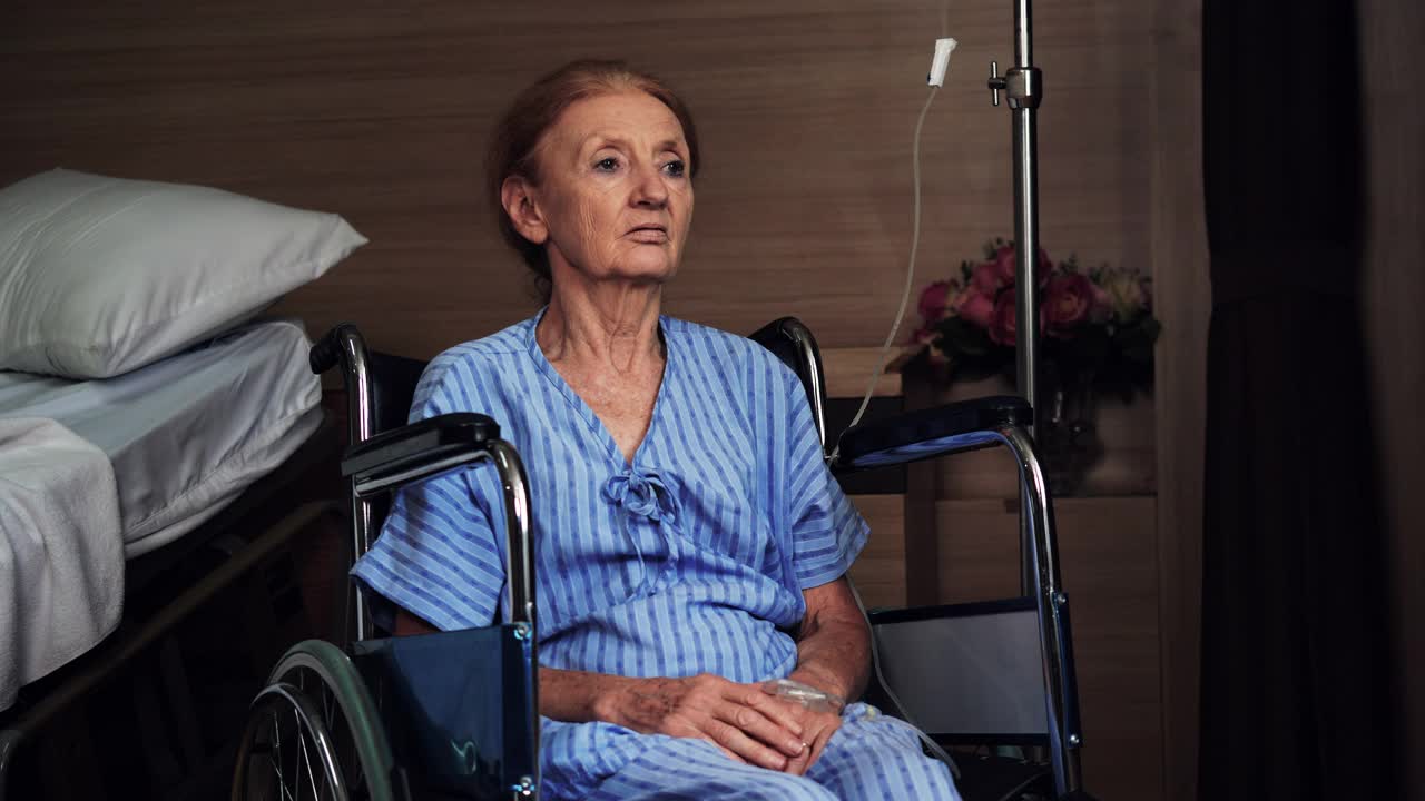 一位年迈的病人试图从医院的轮椅上站起来。视频下载