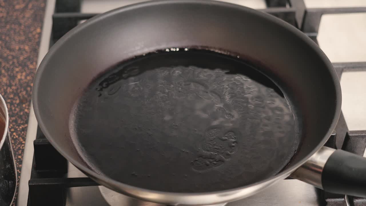 把面团放在热不粘锅上，烤薄饼的过程视频素材