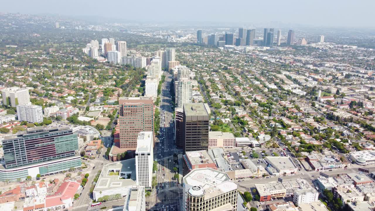 洛杉矶城市景观-俯视威尔希尔大道，洛杉矶，加利福尼亚与西洛杉矶-韦斯特伍德和世纪城的观点视频素材