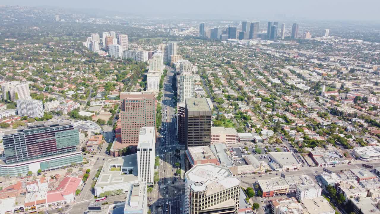 洛杉矶城市景观-俯视威尔希尔大道，洛杉矶，加利福尼亚与西洛杉矶-韦斯特伍德和世纪城的观点。视频素材