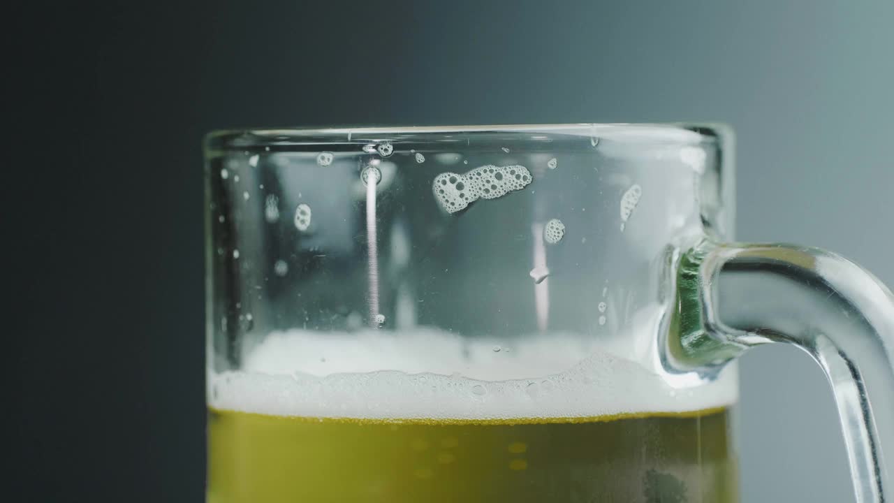 把啤酒倒进玻璃杯视频素材