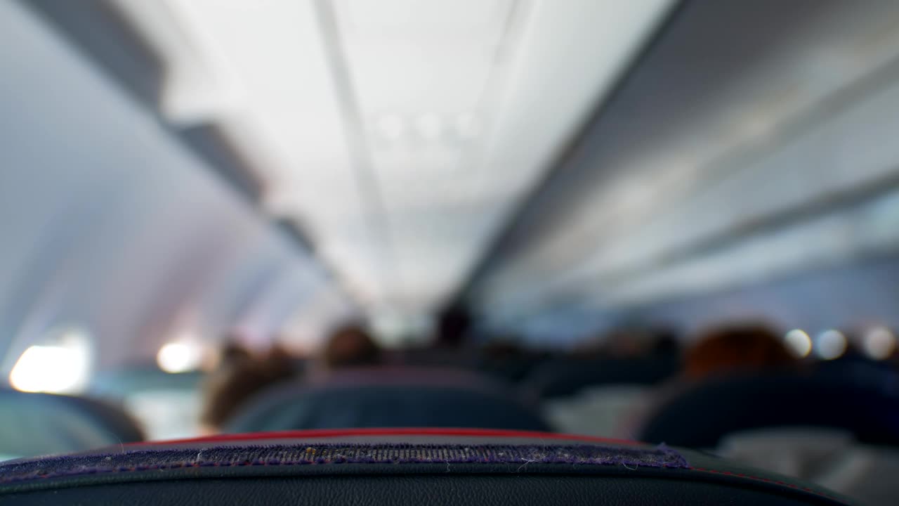 飞机客舱里的人视频素材