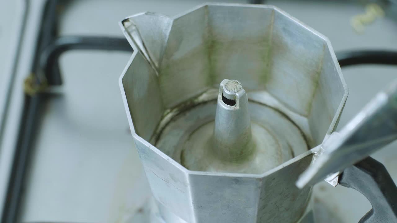 使用MOKA POT咖啡锅炉煮现煮的咖啡。视频素材