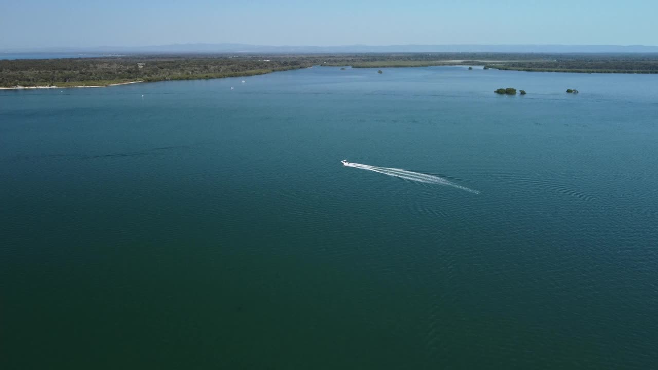 在昆士兰州莫尔顿湾布里比岛的普米切松航道上游弋的船只视频素材