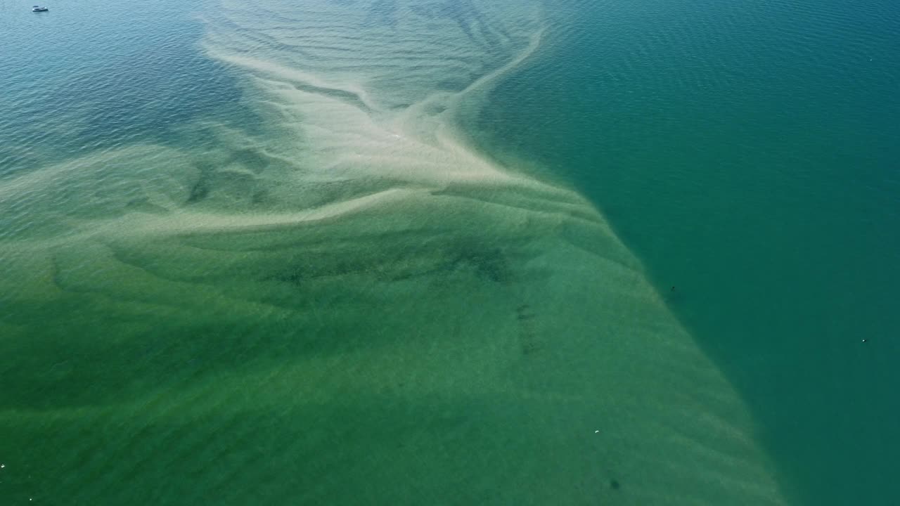 在昆士兰州莫尔顿湾的普米切松水道的沙洲上游弋的船只视频素材
