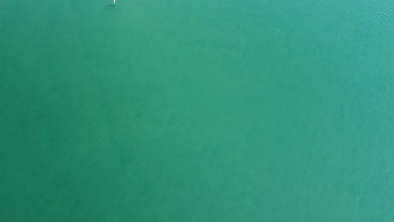 在昆士兰州莫尔顿湾布里比岛的普米切松航道上游弋的船只视频素材
