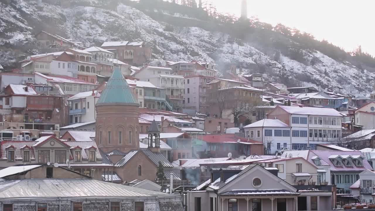 历史建筑旧城格鲁吉亚首都第比利斯的冬天。高加索的观光景点和地标视频素材