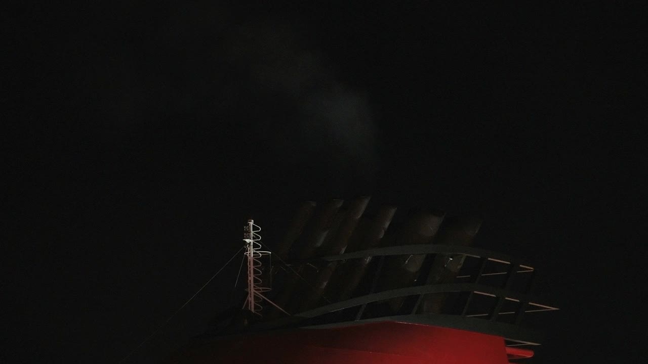 来自爱沙尼亚船只的管道的烟雾视频素材