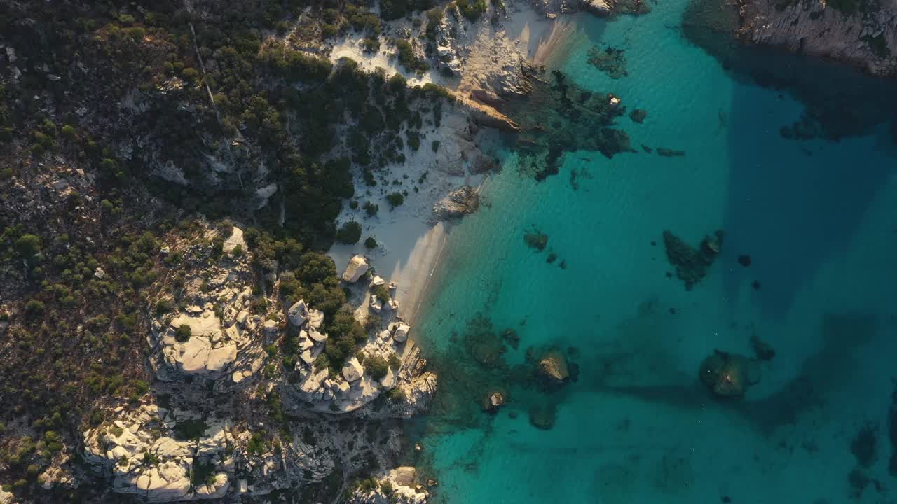 从上往下看，斯帕基岛和卡拉科萨拉岛令人惊叹的鸟瞰图，白色的沙滩沐浴在蓝绿色的海水中。意大利撒丁岛的拉马达莱纳群岛国家公园。视频素材