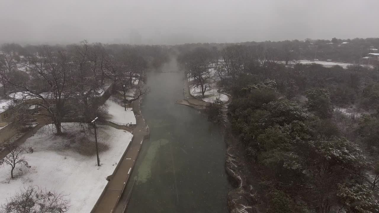 雪覆盖巴顿温泉池，奥斯汀，得克萨斯州，美国视频下载