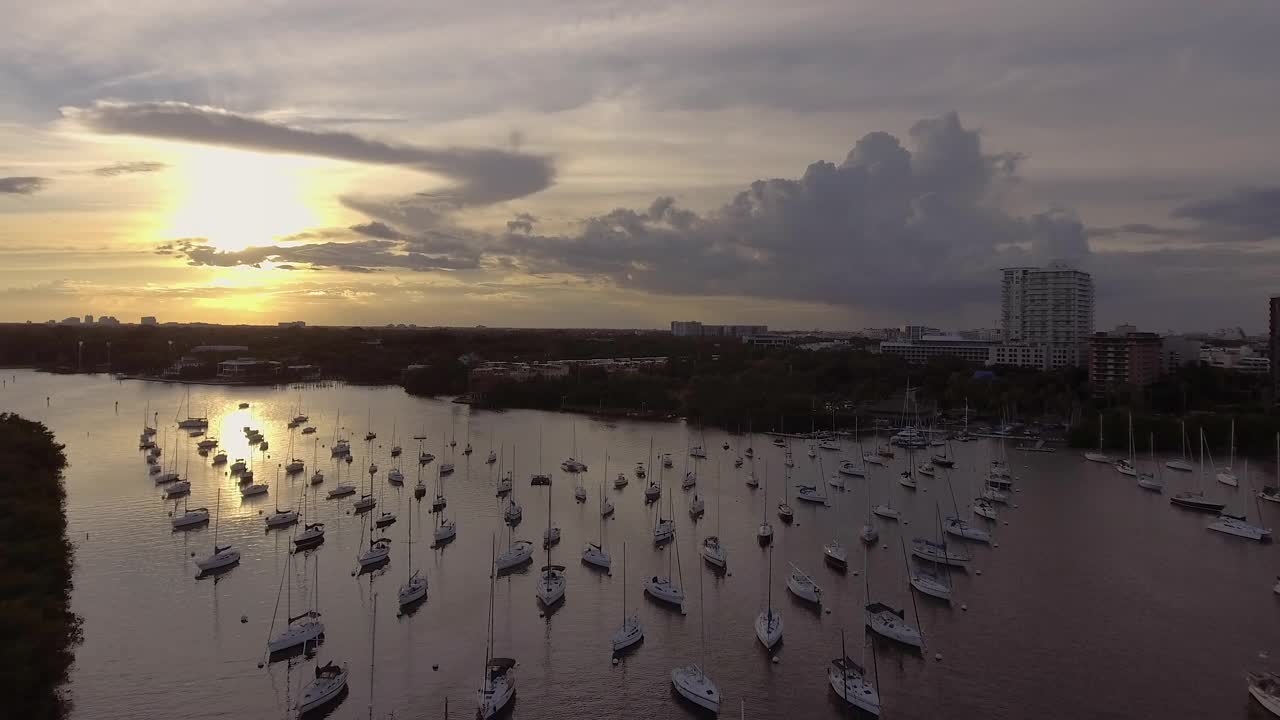 美国佛罗里达州迈阿密，日落时分，帆船停泊在椰林码头视频下载