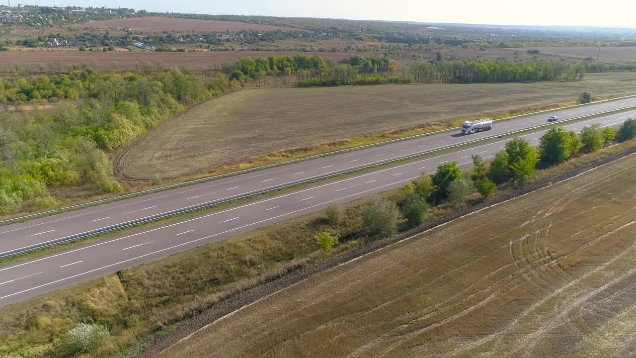 白色燃料卡车在高速公路上行驶，燃料卡车在阳光明媚的天气在高速公路上行驶视频素材