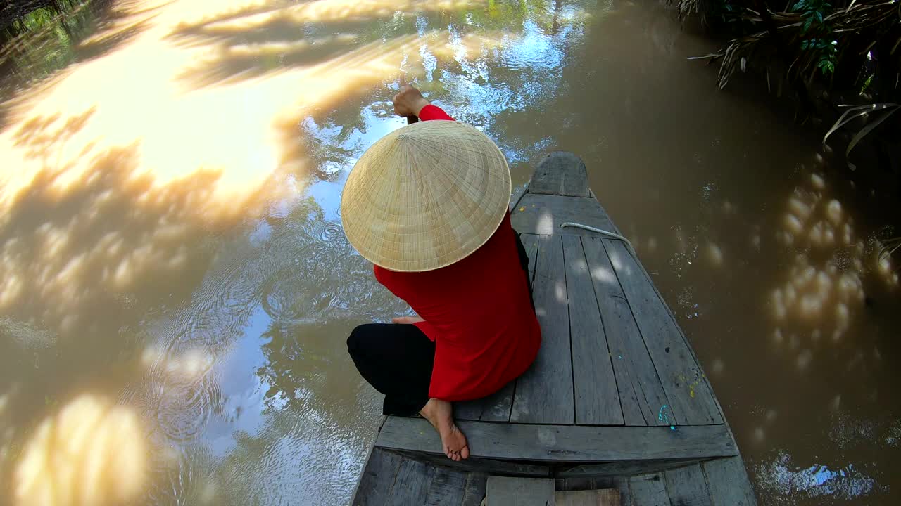 亚洲女性旅行热带雨林运河越南视频素材