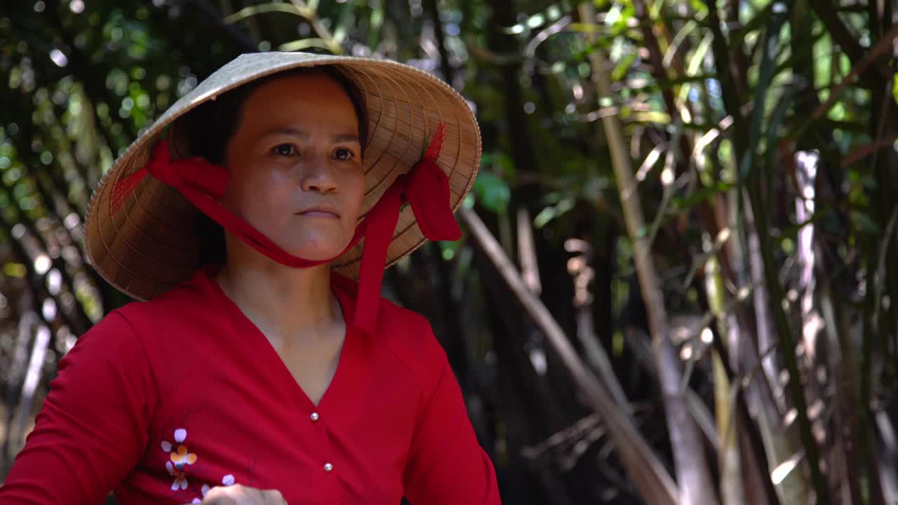 在越南丛林运河上划着木船的女士视频素材