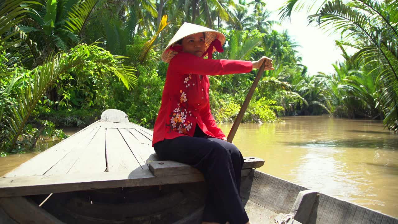 女性在热带环境中划着舢板船越南视频素材