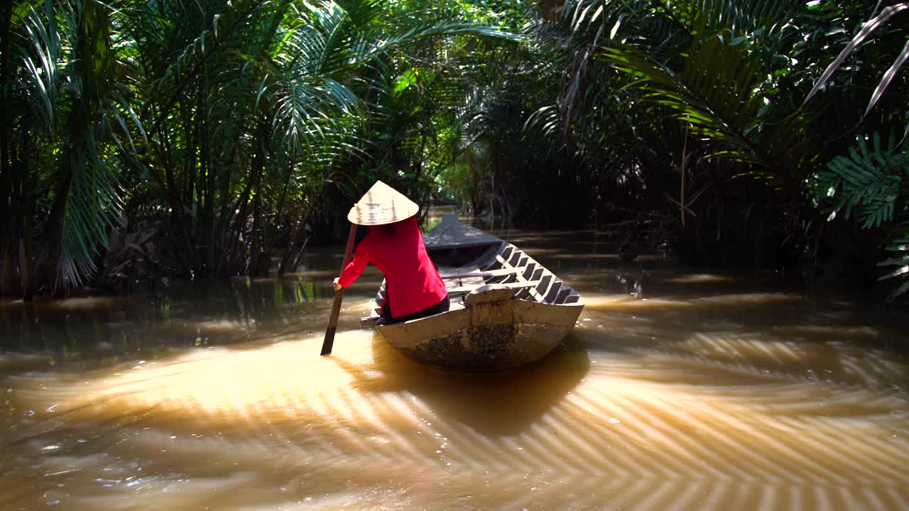 越南女子划艇舢板在热带环境越南视频素材