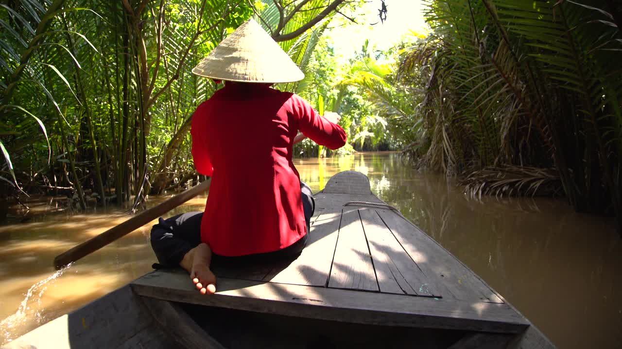 越南女子穿着Non La划船舢板越南视频下载