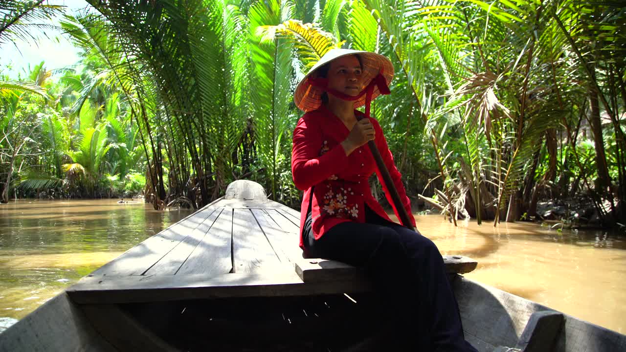 阳光下的雨林与女性划桨舢板越南视频素材