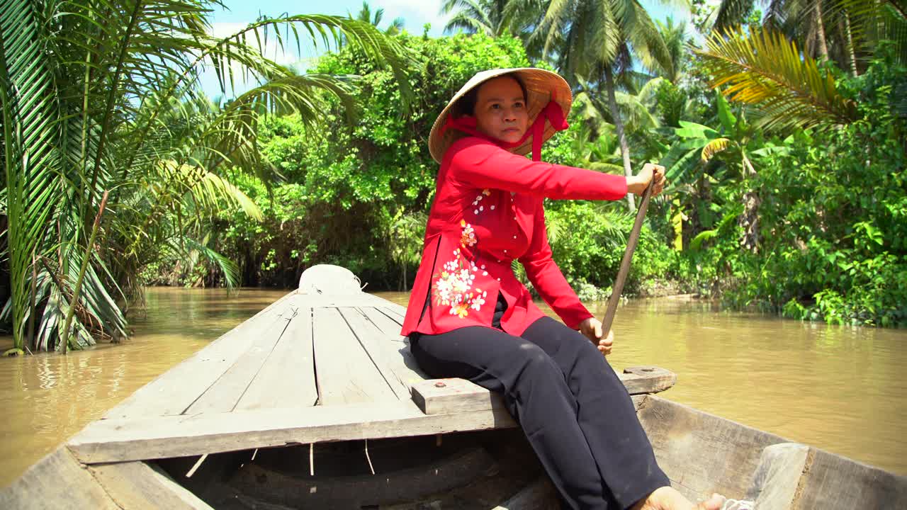 阳光在湄公河三角洲雨林与舢板越南视频素材
