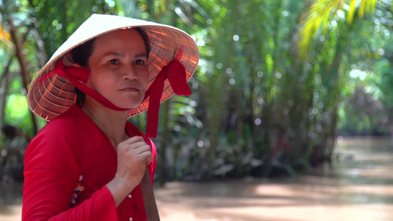 女士划着小船穿过越南的湄公河三角洲丛林视频素材