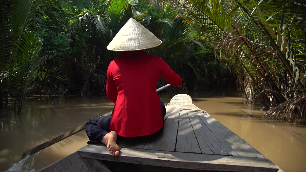 在越南舢板上的热带雨林户外冒险视频下载