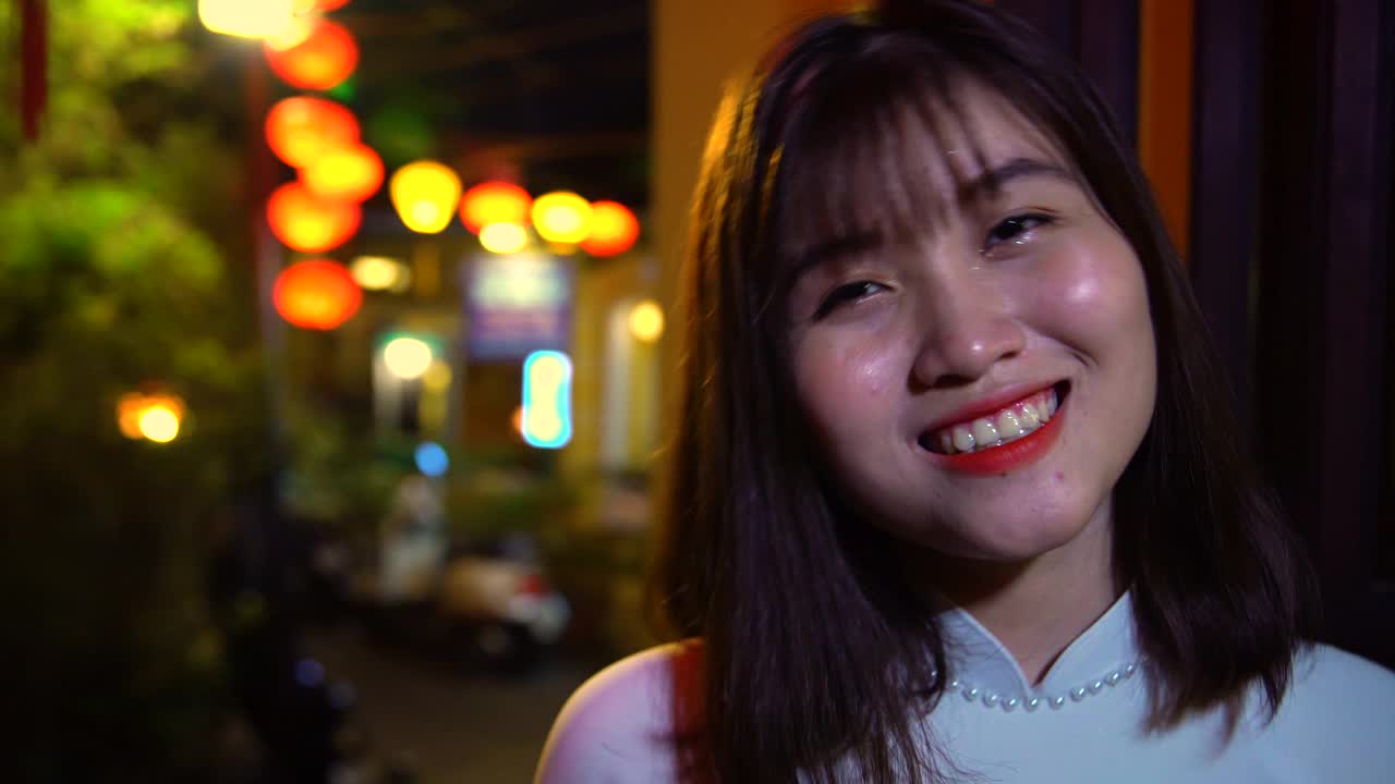 自信的女孩微笑着欢迎越南人民视频下载