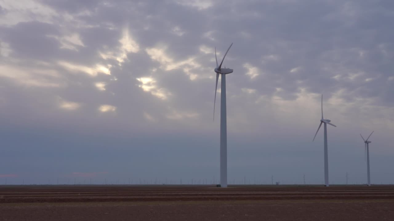 阳光穿过云层照耀着风力涡轮机，斯奈德，美国德克萨斯州视频素材