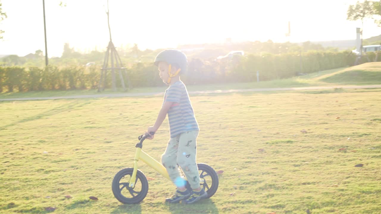 幼儿骑平衡自行车视频素材